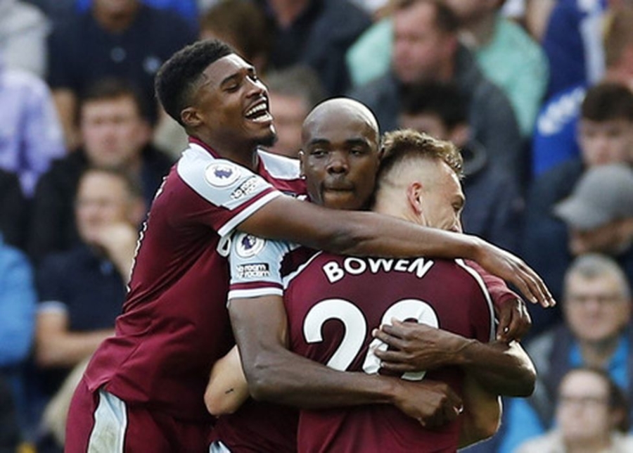 "West Ham" crushes "Everton" team in away game.