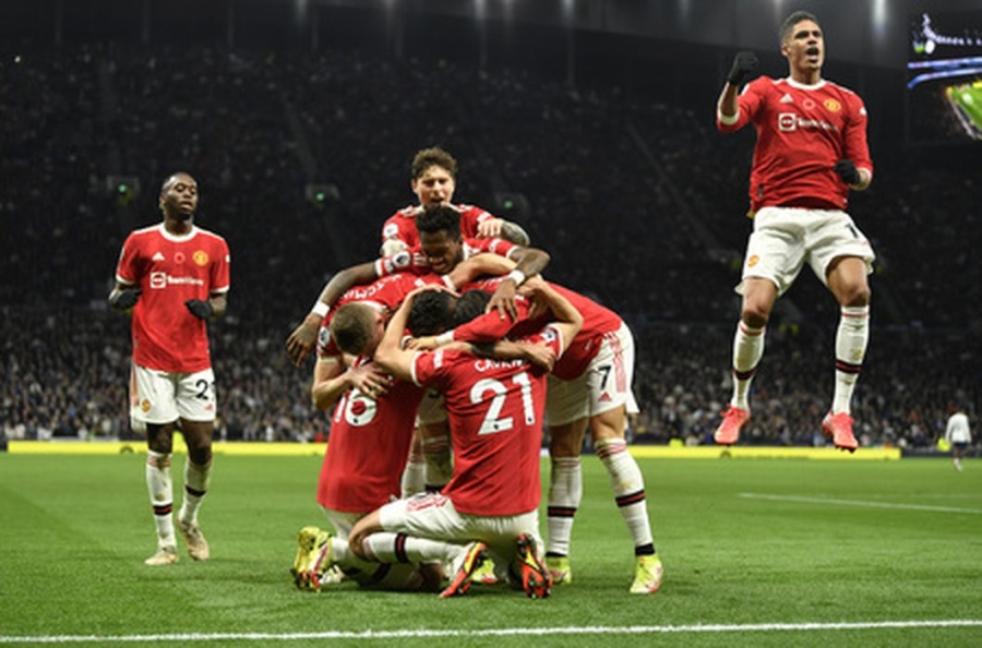 "Man United" team, who did not face serious resistance, beat "Tottenham" away