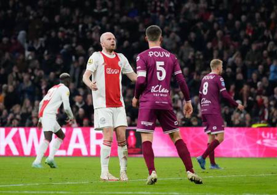 "Eredivisie" review: "Ajax" unexpectedly dropped points at home.