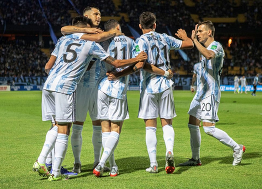 Extending the unbeaten streak, Argentina defeated Uruguay on the road.