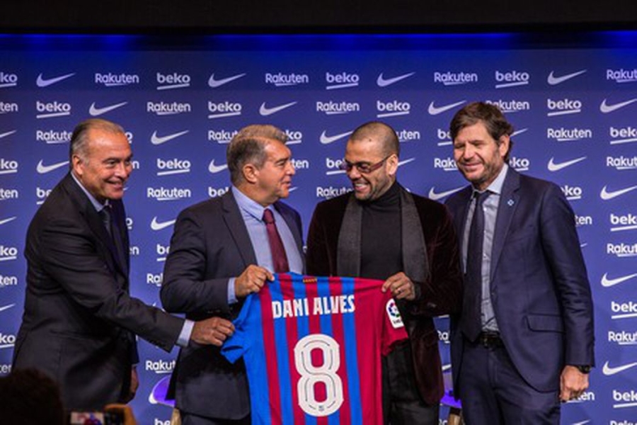 Caution does not bring shame: "Barcelona" included a huge ransom in D. Alves's contract.