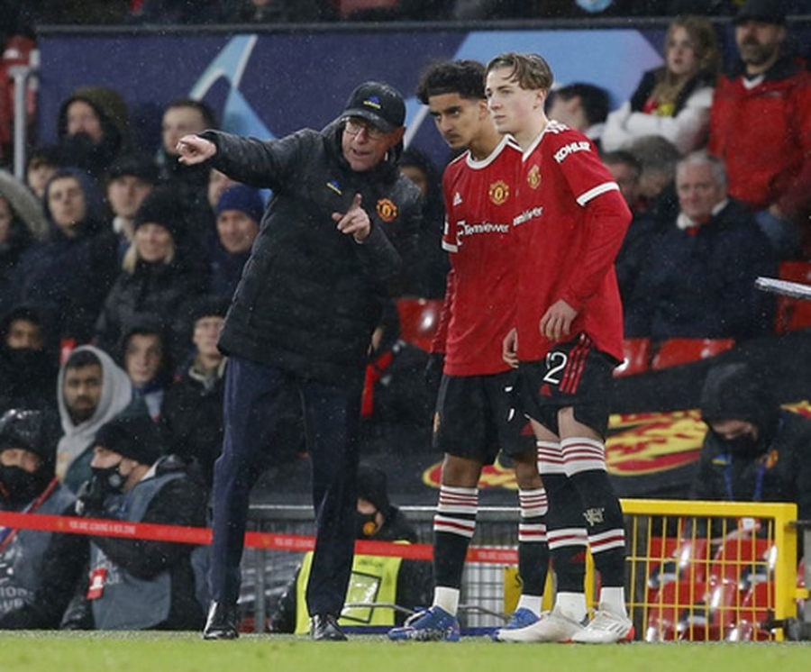 "Man Utd" debut was made by the son of a former footballer, a 35-year-old Iraqi goalkeeper