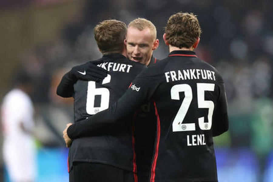 "Eintracht" leaps out of the pit: defeated the "Bayer" team in a goal feast