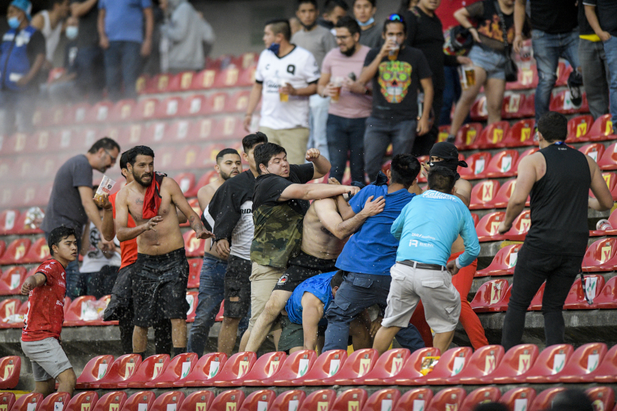 Attempted to enter the "Napoli" stadium without a ticket, a fan fell and died