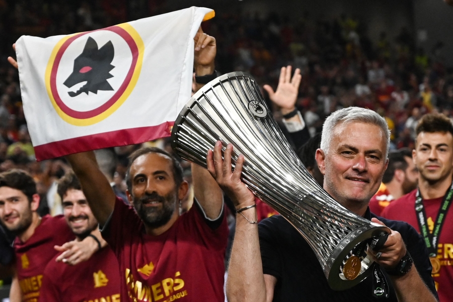 "Roma" prepares a new contract for J. Mourinho.