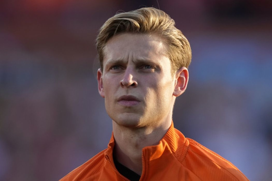 Barcelona" sets the price for F. de Jong