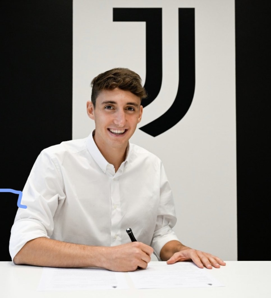 "Juventus" acquired a full-back from "Genoa"