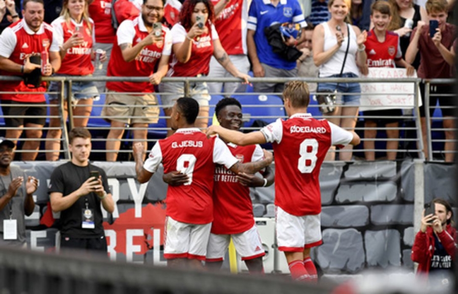 In the control match, "Everton" did not resist the team of "Arsenal"