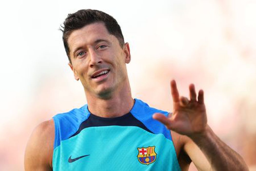 R. Lewandowski presents "Barcos" to fans