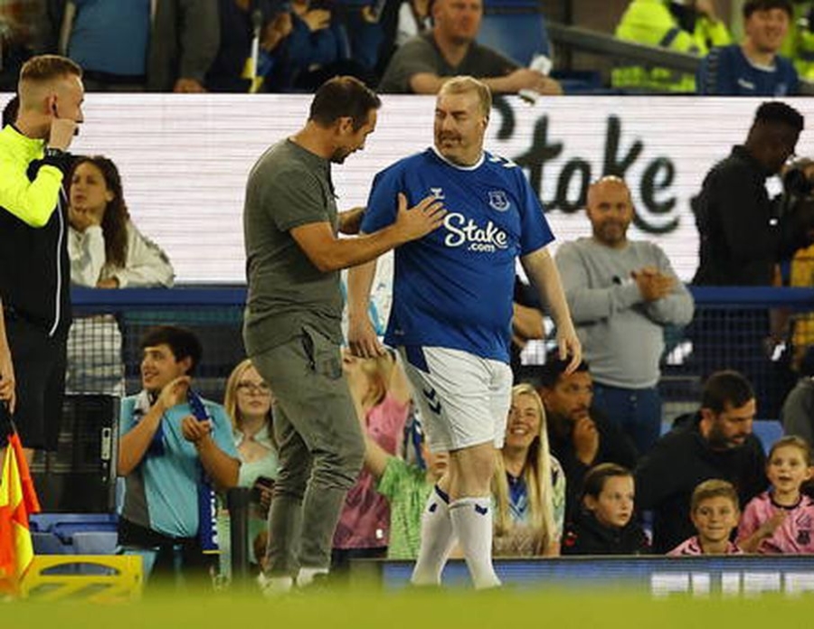 "Everton" honored a fan who helped Ukraine during the war in friendly matches