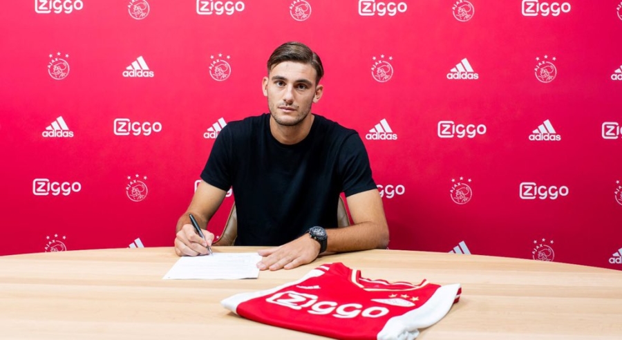 Official: "Ajax" acquires highly-rated striker from "Serie B"