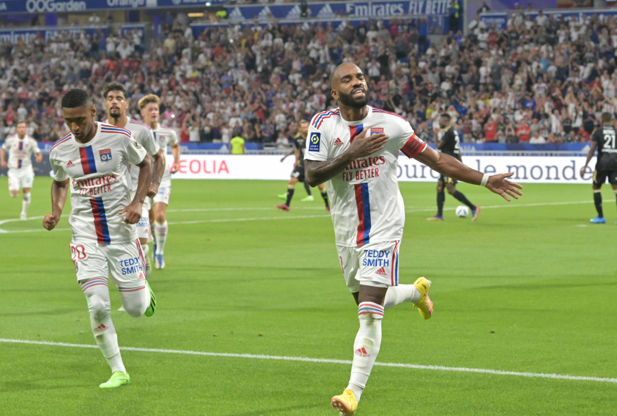 In matches marked by two expulsions - a tough victory for "Lyon"