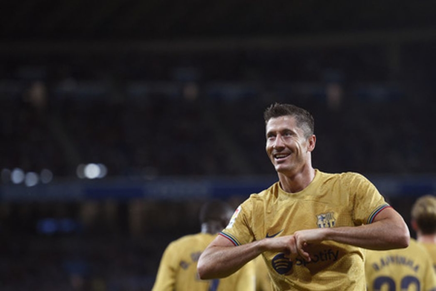 The duet of R. Lewandowski and A. Fati stretched "Barcelona" to their first season victory