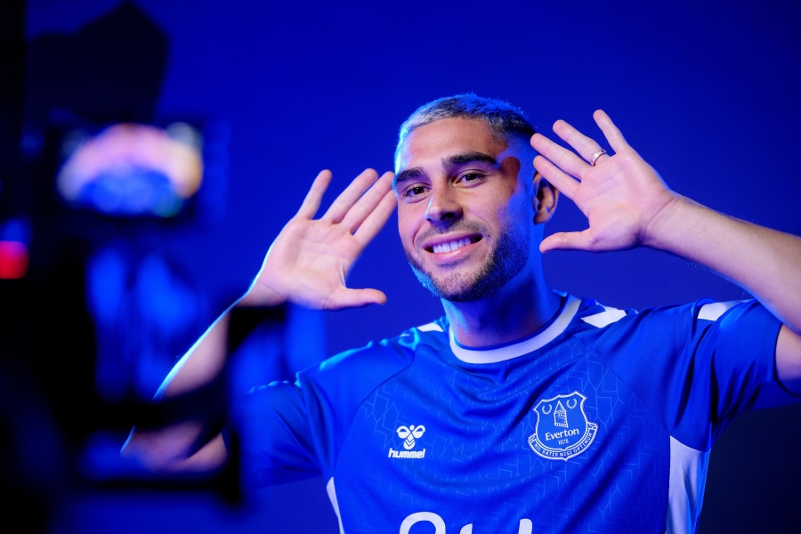 Official: "Everton" laid down 15 million pounds for N. Maupay