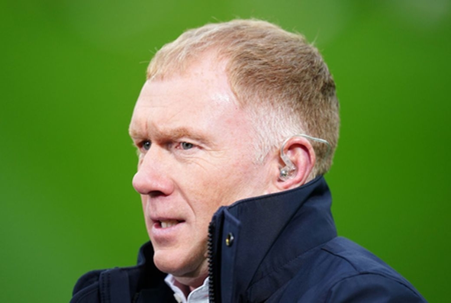 P. Scholes admires the England national team from the sidelines for D. Rice