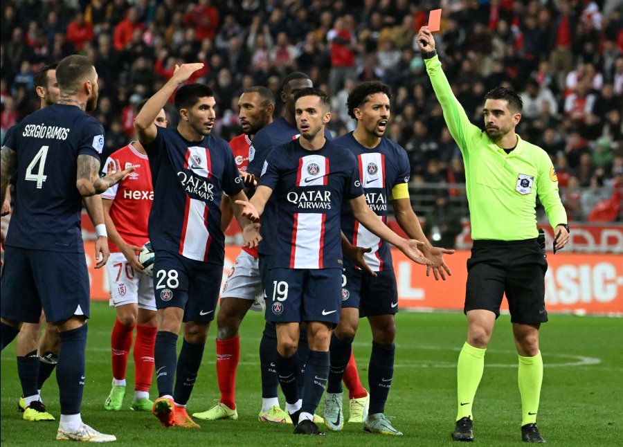 The team of PSG that remained in the minority scattered points in France