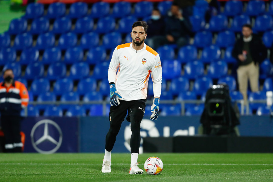 Newcastle looks at Valencia goalkeeper