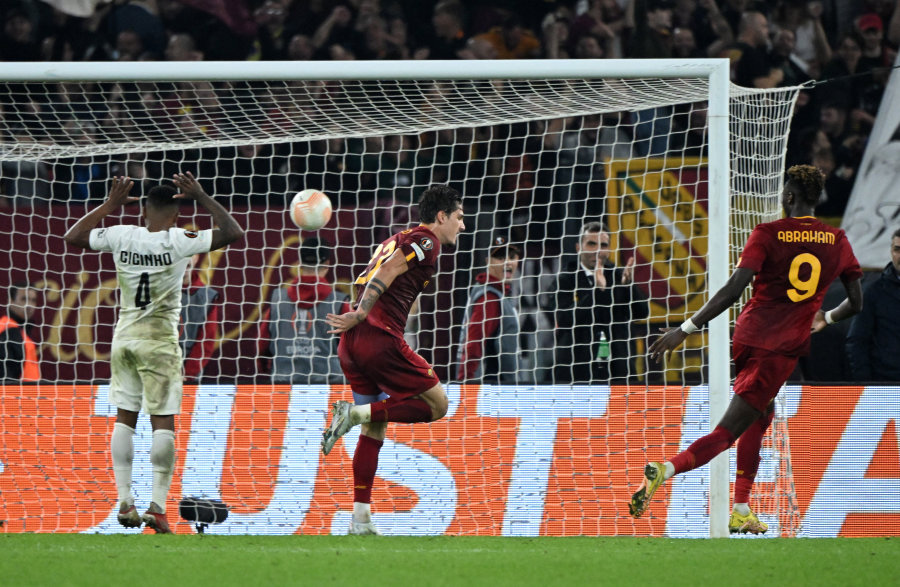 "Roma" breaks into the Europa League play-offs.