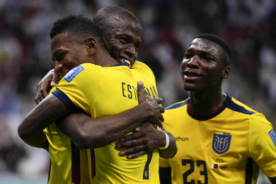 Ecuadorian becomes an internet sensation after showing courage at the Qatar stadium