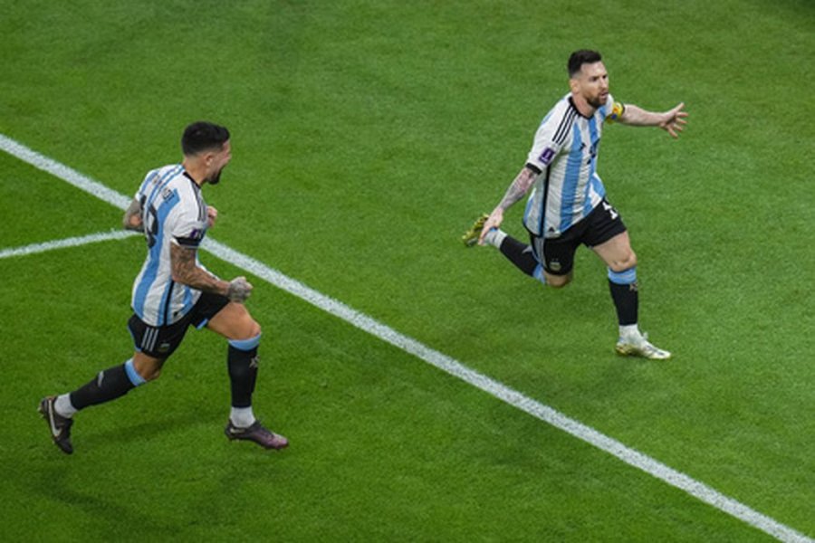 In his anniversary match, L. Messi stood out and led Argentina to the World Cup quarterfinals.