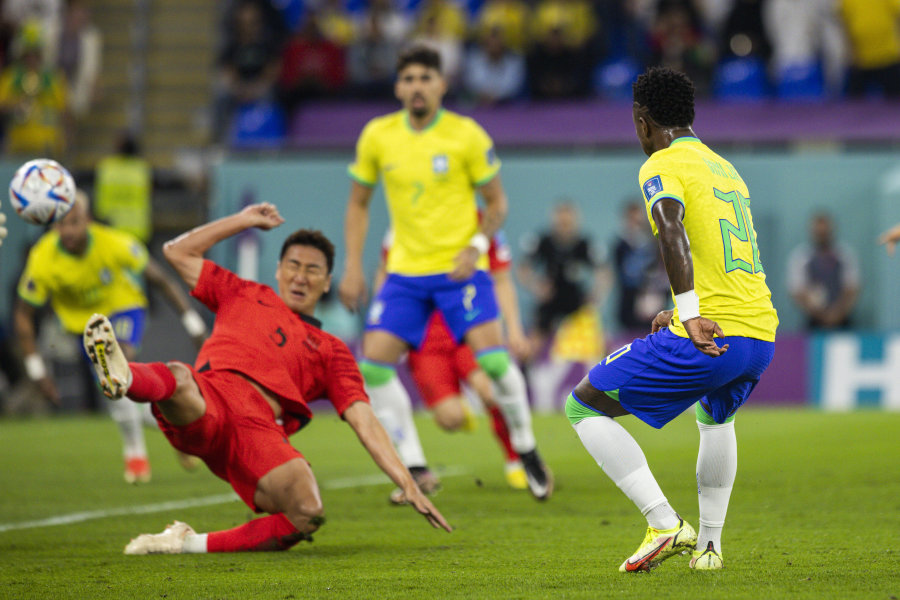 Brazilians had no trouble with South Korea in the first half of the party in the square