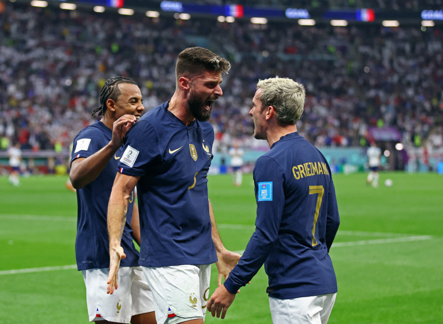 After a dramatic duel, France defeated English footballers.