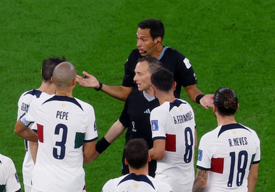 After losing, Pepe and B. Fernandes complained about the referee's work