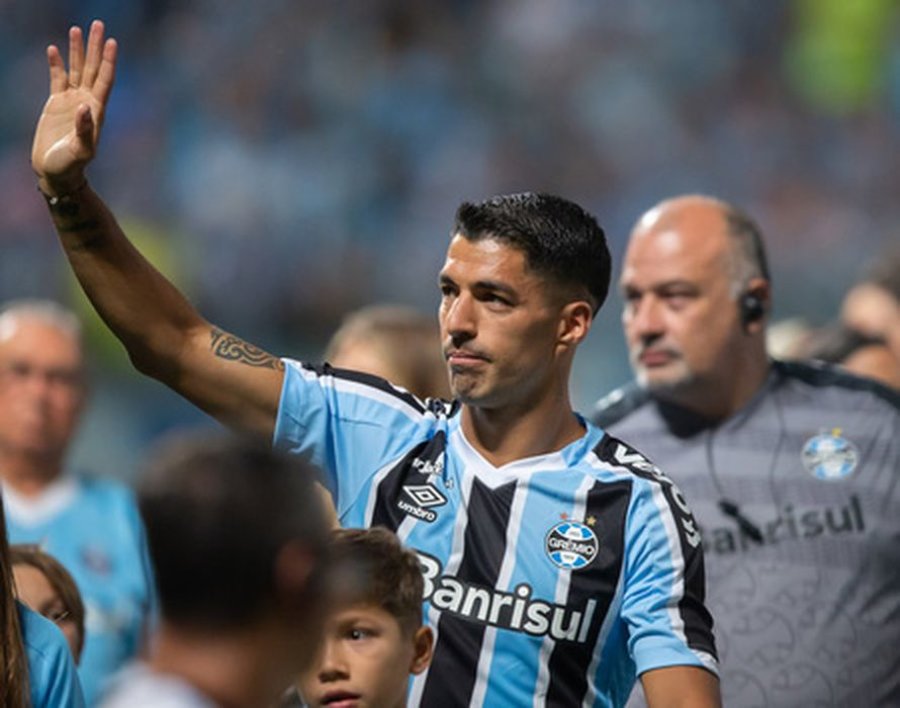 L. Suarez was introduced to 60,000 "Gremio" fans