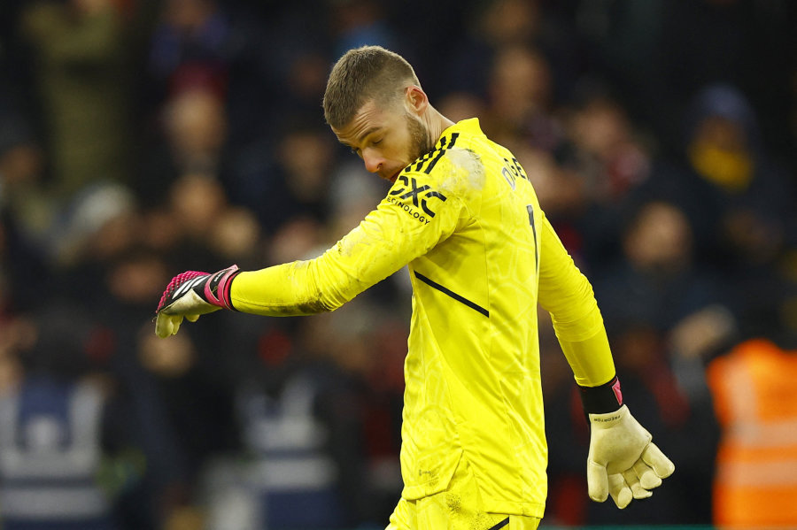 D. De Gea rejected the first "Man Utd" offer for contract extension.