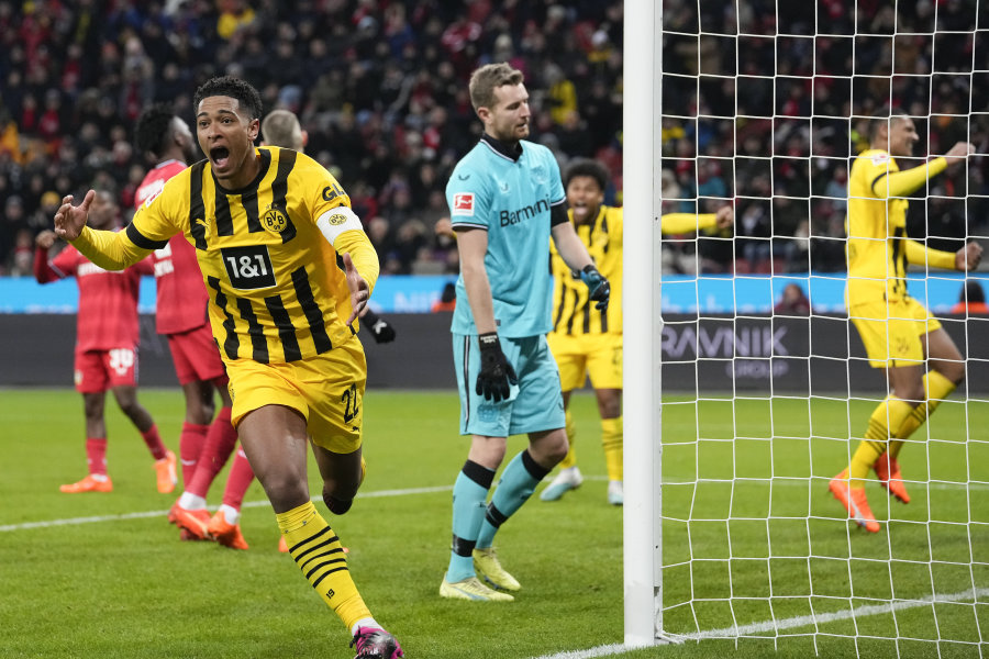 Dortmund's "Borussia" defeats "Bayer" football players on the road