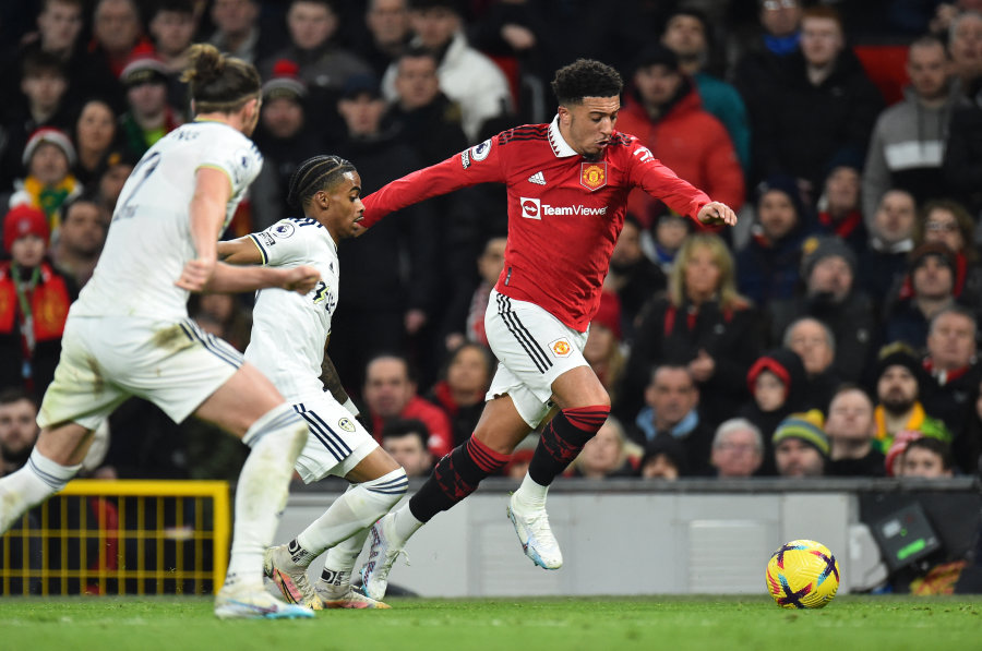 Man Utd" avoids defeat against "Leeds" by overcoming a two-goal deficit.