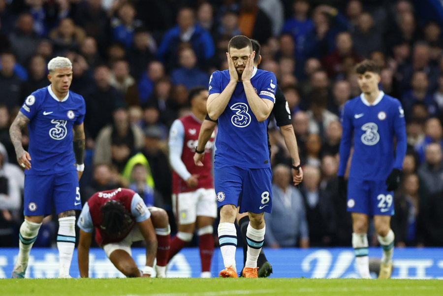 Aston Villa" suffered a defeat against "Chelsea" on the road for football players