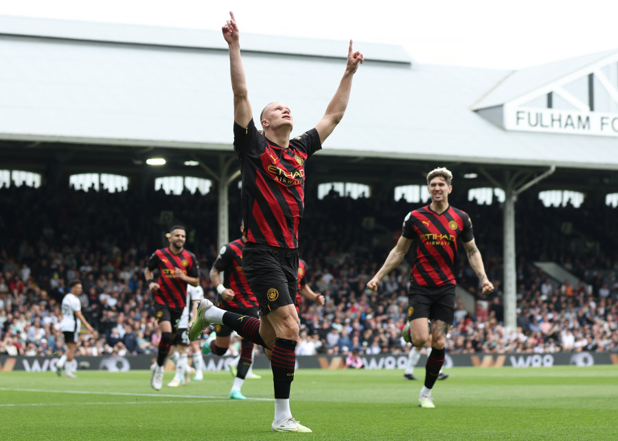 Man United" defeated "Aston Villa" team, "Man City" triumphed at "Fulham" fortress