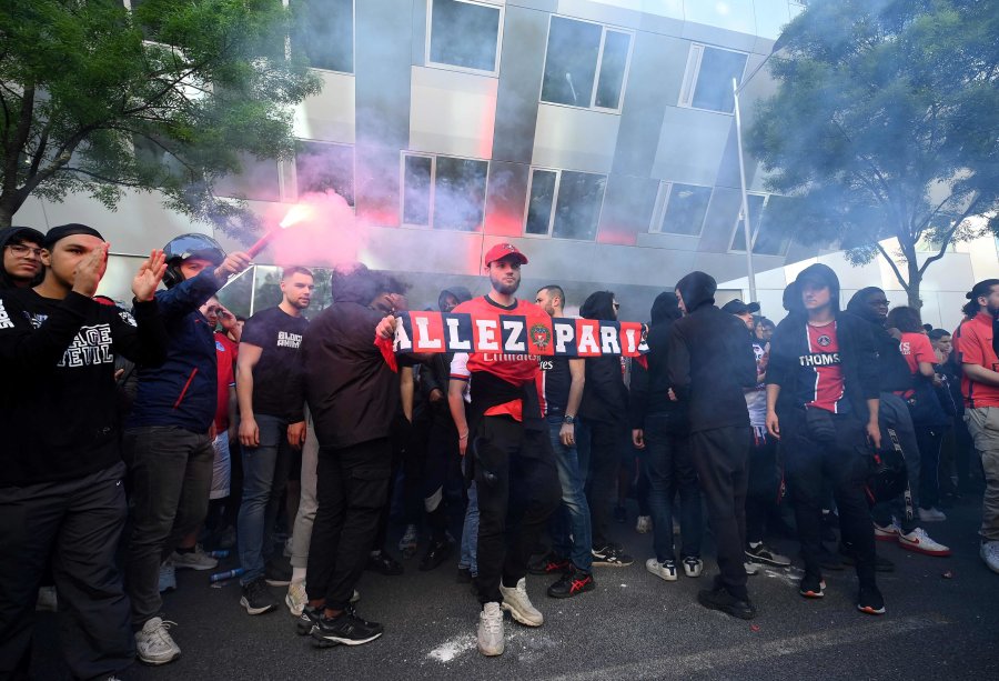 PSG fans organized a protest outside the club's headquarters