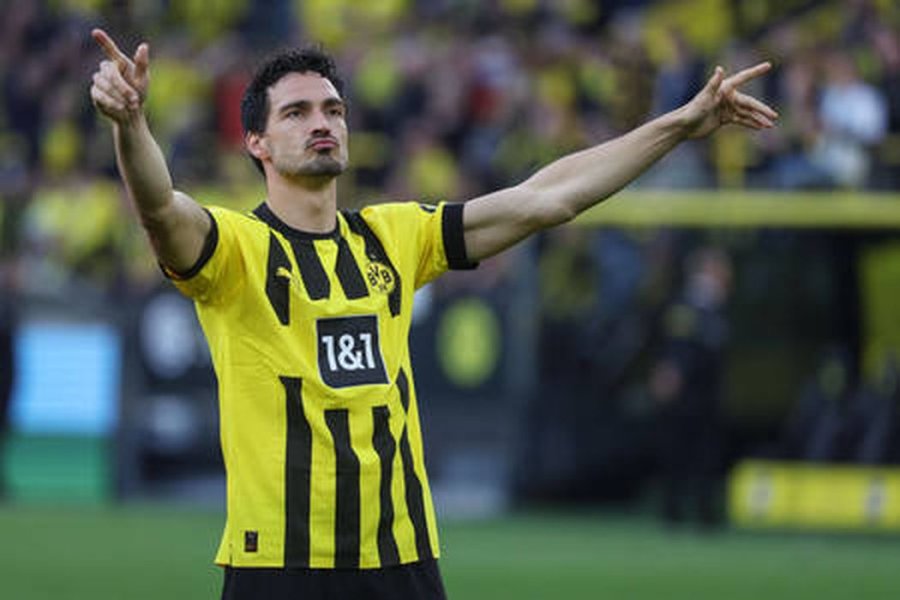 M. Hummels extended contract with Borussia