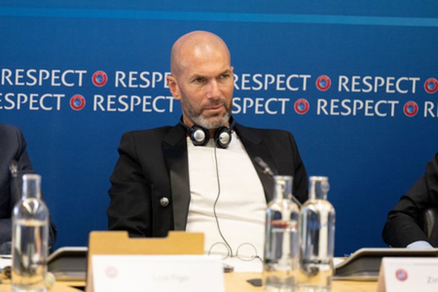 Z. Zidane waves his hand towards Bayern work