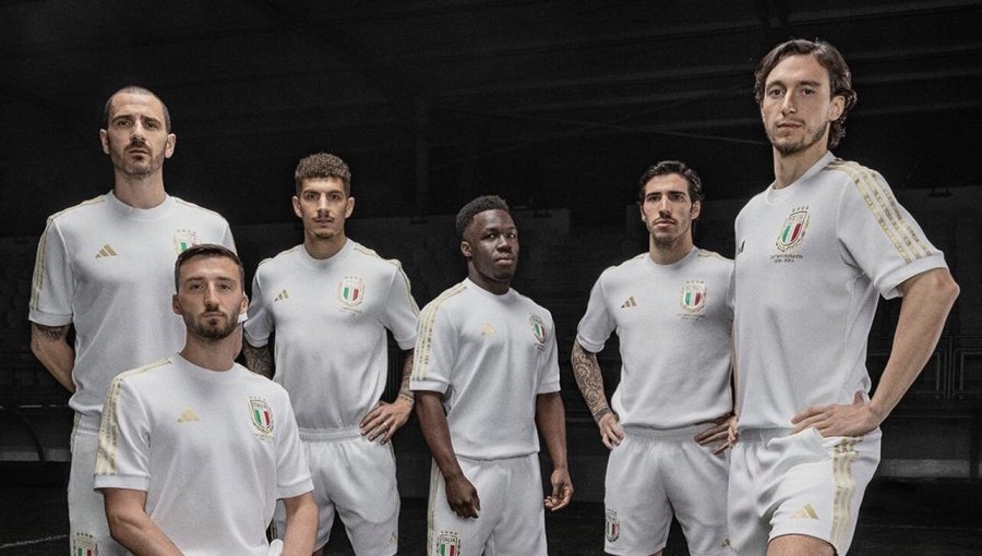 The Italian national team presented commemorative jerseys.