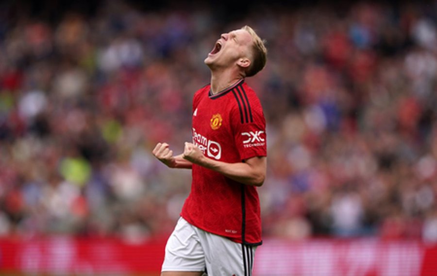 D. van de Beek scored a goal, while "Man Utd" defeated "Lyon