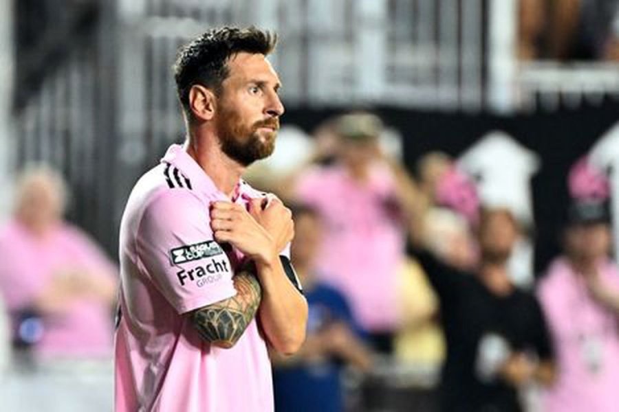 See: L. Messi’s personal bodyguard protects him even during matches