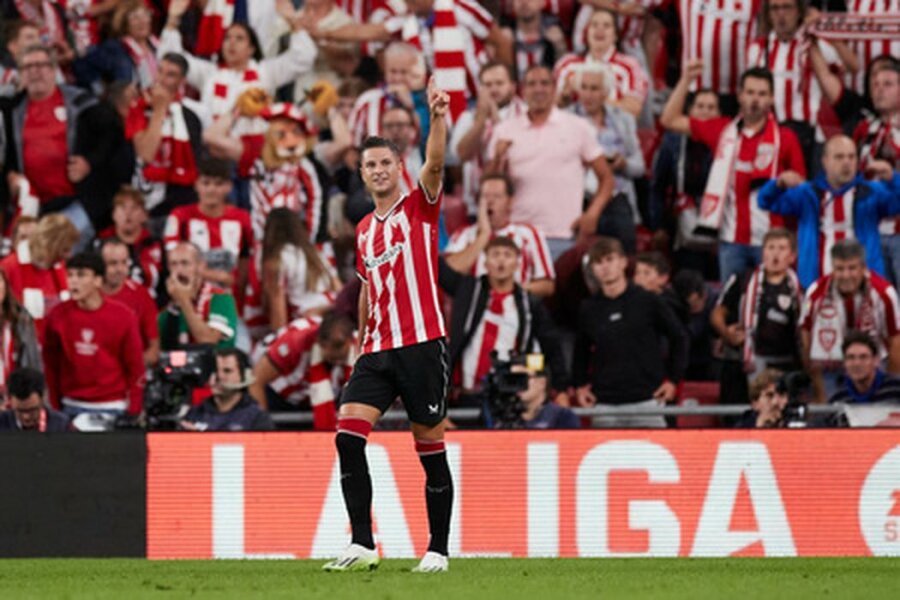 In hot matches, the football players of the Bilbao team celebrated victory.