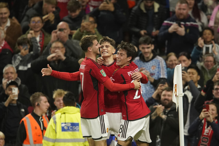 Manchester United" started the defense of the English League Cup with a confident victory.