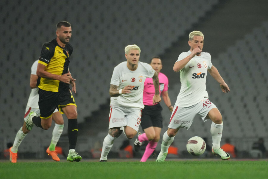 Galatasaray" players tried to cleverly convert the penalty kick, but failed.