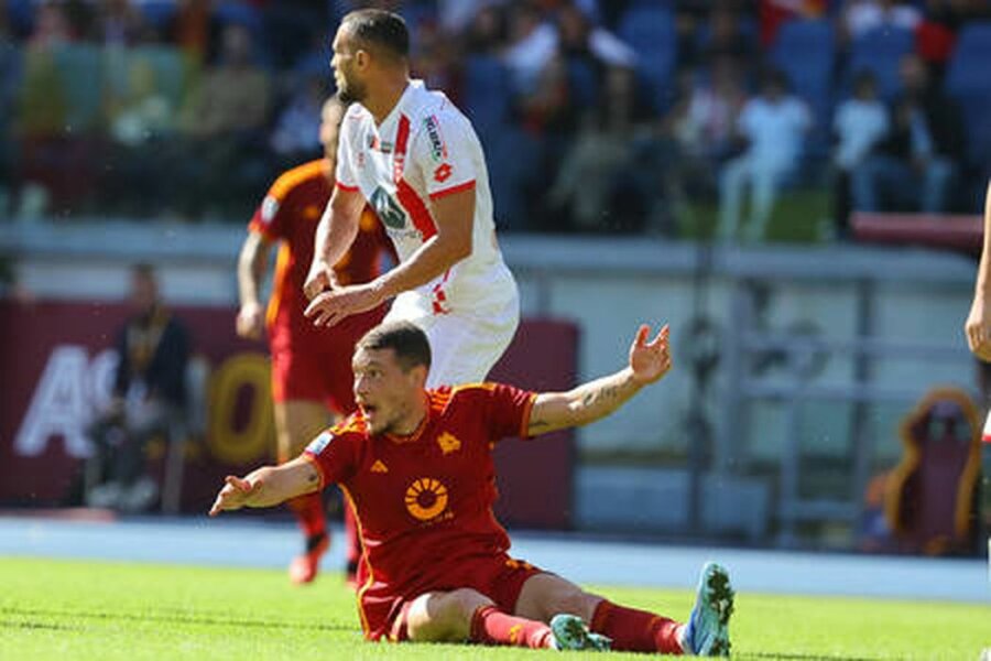 Roma" football players snatched victory at the very end of the match