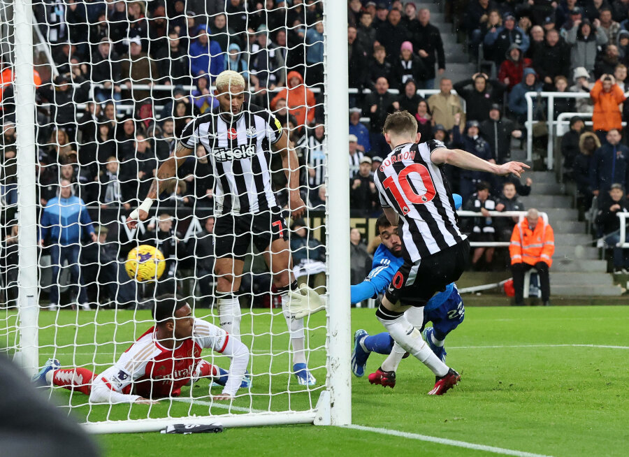 In an emotional showdown, "Newcastle" suffered their first defeat to the "Arsenal" team