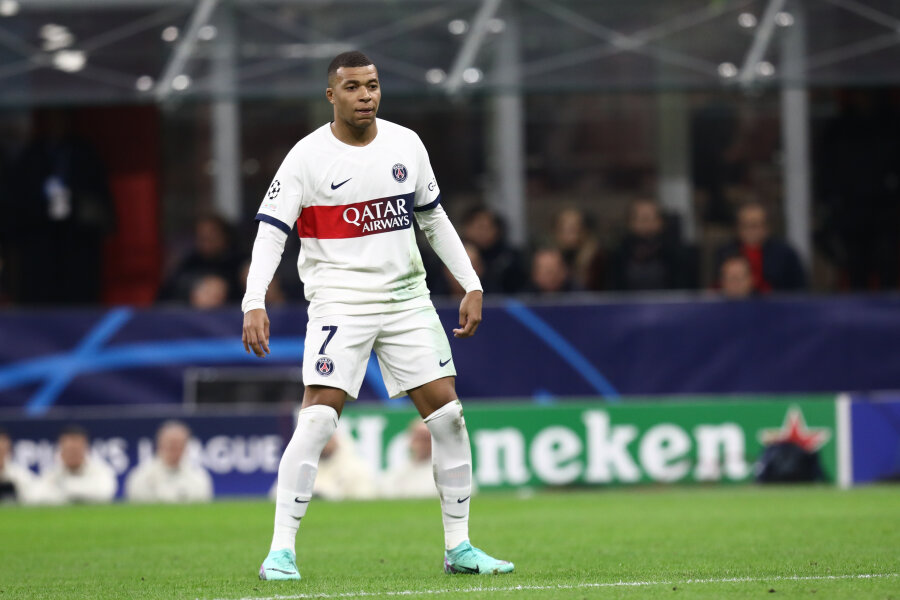 Mbappe's hat-trick seals valuable PSG victory