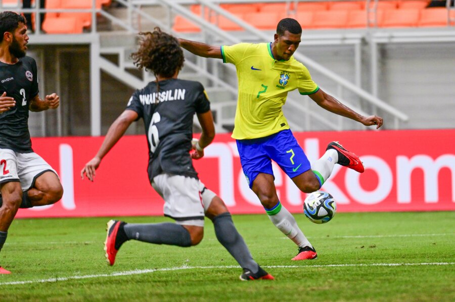 At the World U-17 Championship match - unbelievable Brazilian domination