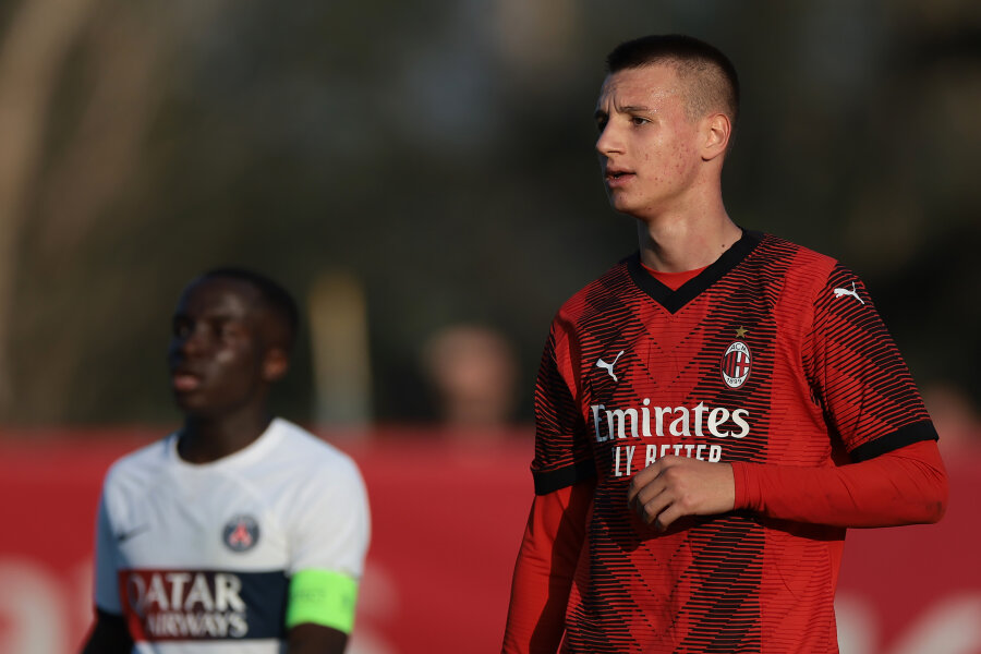 AC Milan" registers fifteen-year-old for "Serie A" matches.