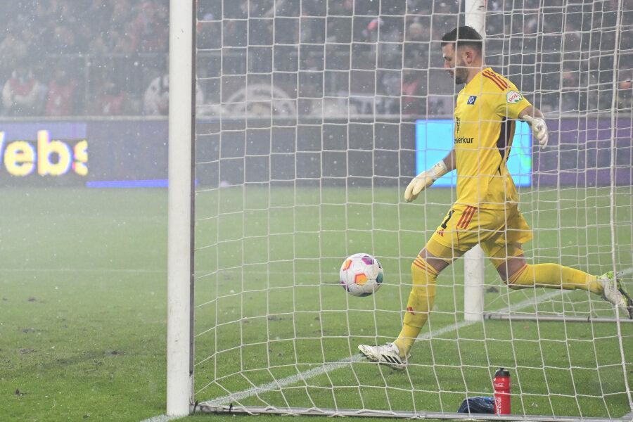 See: "Hamburger" goalkeeper playfully scored a goal for himself.