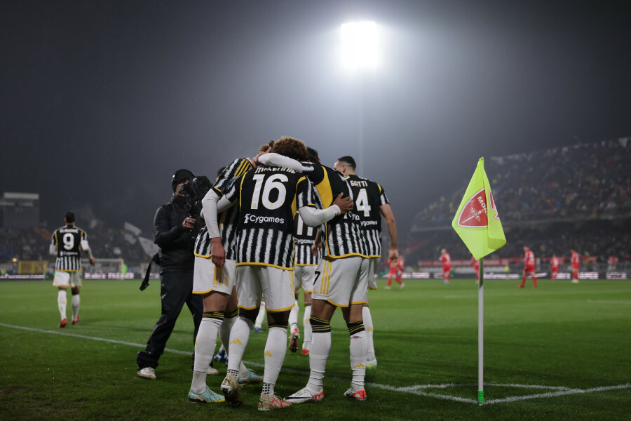 Juventus" defeated "Monza" footballers after a highly dramatic battle