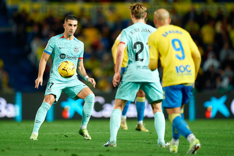 Barcelona" struggles to victory against "Las Palmas